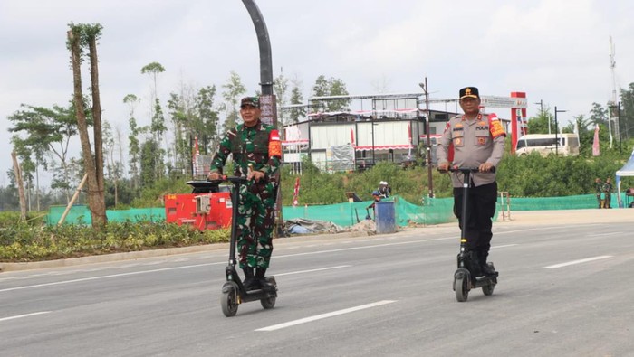 Kapolda Kaltim Irjen Nanang Avianto melakukan patroli bersama Pangdam VI Mulawarman Mayjen Tri Budi Utomo.