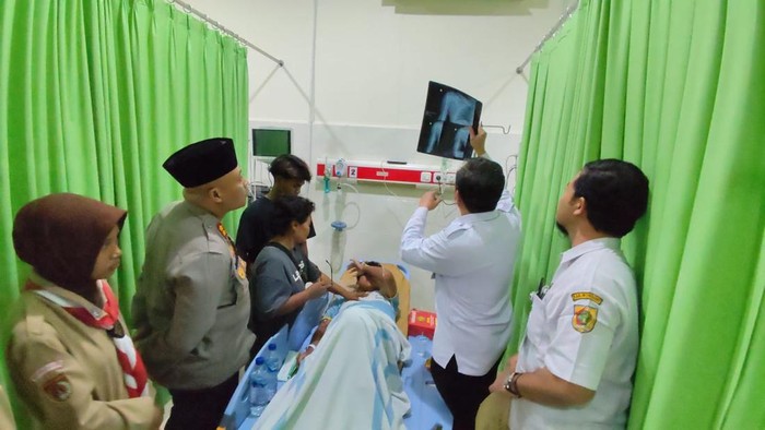 Kapolres Wonogiri Jarot Sungkowo menjenguk korban pohon tumbang saat Upacara Hari Pramuka di Wuryantoro, Wonogiri, Rabu (14/8/2024).