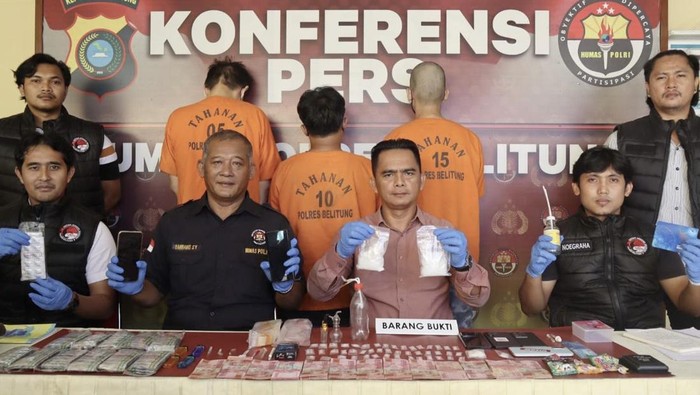 Kasat Narkoba bersama anggota melakukan pres rilis di Mapolres Belitung