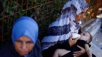 Bayi perempuan itu kehilangan 10 anggota keluarga yang terdiri dari dua orang tua dan delapan kakak.  