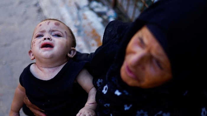 Kasihan! Bayi Ini Kehilangan Seluruh Keluarganya Akibat Serangan Israel Reem Abu Haya, a Palestinian girl who survived an Israeli strike that killed her entire family, cries as she is held by a relative at Nasser hospital, amid the Israel-Hamas conflict, in Khan Younis in the southern Gaza Strip August 13, 2024. REUTERS/Mohammed Salem
TPX IMAGES OF THE DAY