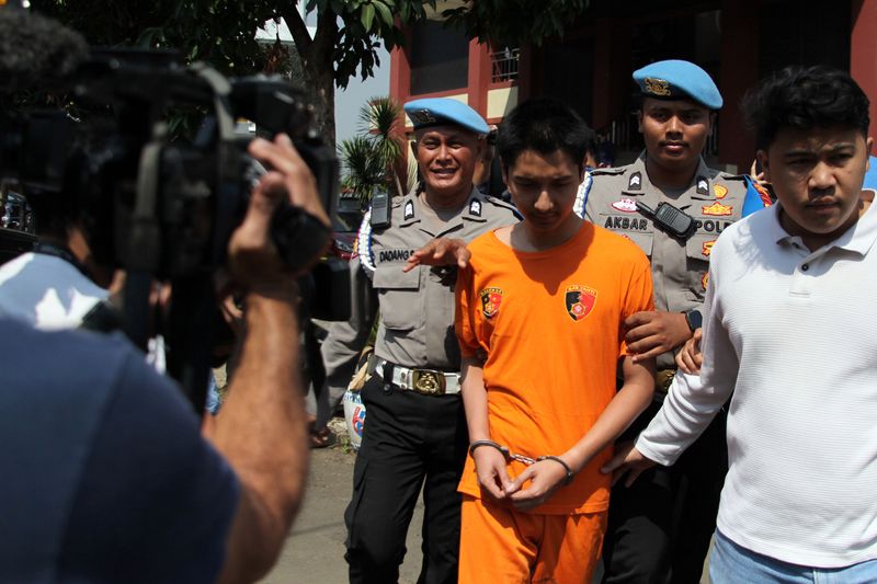 Kapolres Bogor AKBP Rio Wahyu Anggoro (kiri) didampingi  Asisten Deputi Pelayanan Anak Yang Memerlukan Perlindungan Khusus Kementerian PPPA Atwirlany Ritonga (kanan) menginterograsi tersangka kasus kekerasan dalam rumah tangga (KDRT), penganiayaan dan kekerasan anak berinisial ATG (tengah) saat konferensi pers di Polres Bogor, Kabupaten Bogor, Jawa Barat, Rabu (14/8/2024). Polres Bogor bersama Kementerian PPPA menghadirkan ATG yang diduga melakukan KDRT terhadap istrinya berinisial CIN yang juga selebgram dan mantan atlet anggar serta kekerasan terhadap anak sehingga dia dijerat pasal kekerasan fisik dalam rumah tangga, penganiayaan dan kekerasan terhadap anak dengan ancaman hukuman 19 tahun penjara. ANTARA FOTO/Yulius Satria Wijaya/nym.