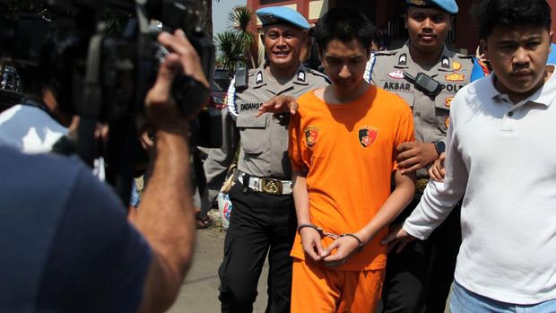 Kapolres Bogor AKBP Rio Wahyu Anggoro (kiri) didampingi  Asisten Deputi Pelayanan Anak Yang Memerlukan Perlindungan Khusus Kementerian PPPA Atwirlany Ritonga (kanan) menginterograsi tersangka kasus kekerasan dalam rumah tangga (KDRT), penganiayaan dan kekerasan anak berinisial ATG (tengah) saat konferensi pers di Polres Bogor, Kabupaten Bogor, Jawa Barat, Rabu (14/8/2024). Polres Bogor bersama Kementerian PPPA menghadirkan ATG yang diduga melakukan KDRT terhadap istrinya berinisial CIN yang juga selebgram dan mantan atlet anggar serta kekerasan terhadap anak sehingga dia dijerat pasal kekerasan fisik dalam rumah tangga, penganiayaan dan kekerasan terhadap anak dengan ancaman hukuman 19 tahun penjara. ANTARA FOTO/Yulius Satria Wijaya/nym.