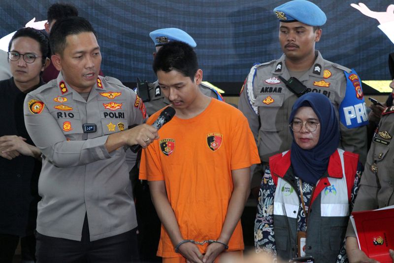 Kapolres Bogor AKBP Rio Wahyu Anggoro (kiri) didampingi  Asisten Deputi Pelayanan Anak Yang Memerlukan Perlindungan Khusus Kementerian PPPA Atwirlany Ritonga (kanan) menginterograsi tersangka kasus kekerasan dalam rumah tangga (KDRT), penganiayaan dan kekerasan anak berinisial ATG (tengah) saat konferensi pers di Polres Bogor, Kabupaten Bogor, Jawa Barat, Rabu (14/8/2024). Polres Bogor bersama Kementerian PPPA menghadirkan ATG yang diduga melakukan KDRT terhadap istrinya berinisial CIN yang juga selebgram dan mantan atlet anggar serta kekerasan terhadap anak sehingga dia dijerat pasal kekerasan fisik dalam rumah tangga, penganiayaan dan kekerasan terhadap anak dengan ancaman hukuman 19 tahun penjara. ANTARA FOTO/Yulius Satria Wijaya/nym.