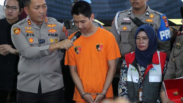 Kapolres Bogor AKBP Rio Wahyu Anggoro (kiri) didampingi  Asisten Deputi Pelayanan Anak Yang Memerlukan Perlindungan Khusus Kementerian PPPA Atwirlany Ritonga (kanan) menginterograsi tersangka kasus kekerasan dalam rumah tangga (KDRT), penganiayaan dan kekerasan anak berinisial ATG (tengah) saat konferensi pers di Polres Bogor, Kabupaten Bogor, Jawa Barat, Rabu (14/8/2024). Polres Bogor bersama Kementerian PPPA menghadirkan ATG yang diduga melakukan KDRT terhadap istrinya berinisial CIN yang juga selebgram dan mantan atlet anggar serta kekerasan terhadap anak sehingga dia dijerat pasal kekerasan fisik dalam rumah tangga, penganiayaan dan kekerasan terhadap anak dengan ancaman hukuman 19 tahun penjara. ANTARA FOTO/Yulius Satria Wijaya/nym.