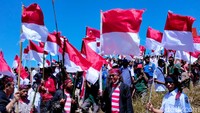 Pantauan di lapangan, ada 3 ribu peserta pengibaran bendera yang berasal dari TNI, Polri, Pemkab Bondowoso, pelajar, perangkat desa, camat, kepala desa, ormas, juga komunitas yang ada di Bondowoso.