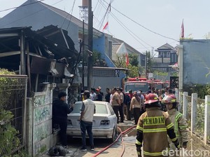 Bengkel di Depok Kebakaran, Petugas Damkar Terluka Kena Ledakan Tiner