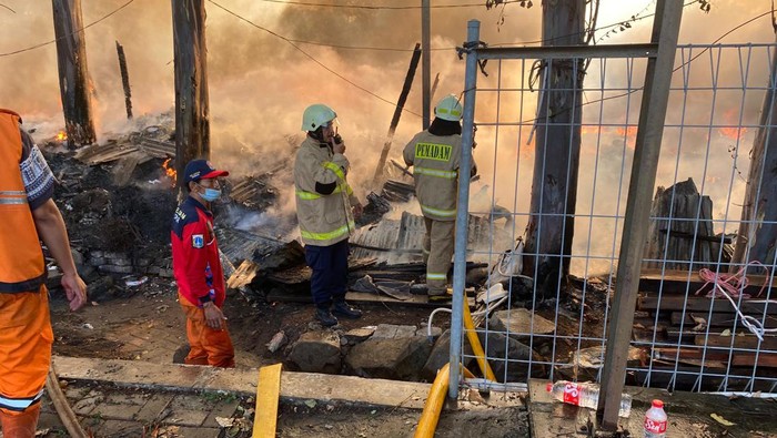 Kebakaran di Pejagalan, Penjaringan, Jakarta Utara (Jakut) telah padam. Seratus lebih rumah lapak terbakar. (dok Damkar Jakut)