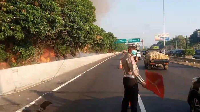 Kepadatan Lalu Lintas di Arah Soetta Akibat Kebakaran di Jalur Pinggir Tol Kapuk