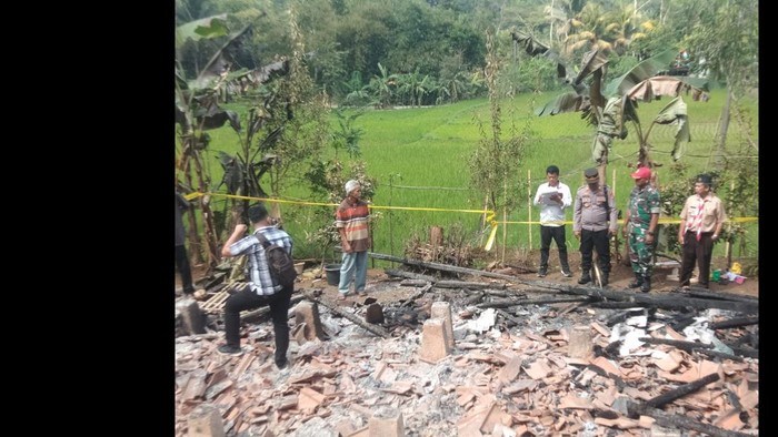 Kebakaran rumah Kampung Cibogohilir Desa Linggaraja Kecamatan Sukaraja Kabupaten Tasikmalaya, Jawa Barat Rabu dini hari (14/8/24).