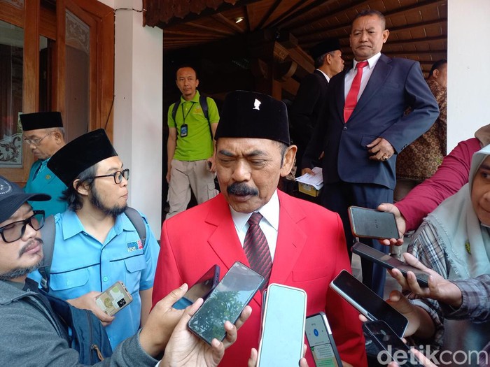 Ketua DPC PDIP Solo, FX Hadi Rudyatmo, saat ditemui wartawan di Kantor DPRD Solo, Rabu (14/8/2024) siang.