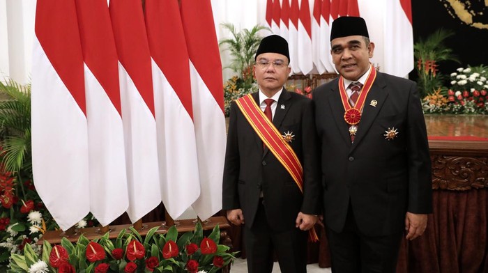 Ketua Harian Partai Gerindra sekaligus Wakil Ketua DPR Sufmi Dasco Ahmad, dan Sekjen Gerindra sekaligus Wakil Ketua MPR Ahmad Muzani menerima tanda kehormatan dari Presiden Jokowi.