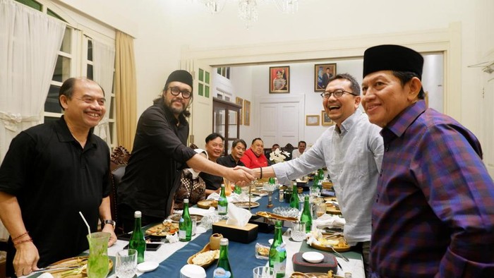 Ketua PDIP Jabar Ono Surono dan Ketua PKB Jabar Syaiful Huda berjabat tangan menyambut kerja sama menatap Pilgub Jabar 2024.