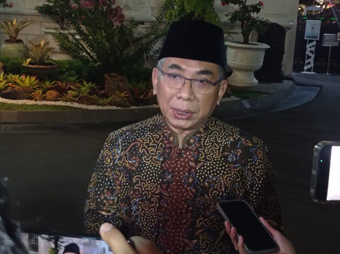 Ketua Umum PBNU Yahya Cholil Staquf (Gus Yahya) menghadapi Presiden Joko Widodo (Jokowi) di Istana Negara, Jakarta, Rabu (14/8/2024).