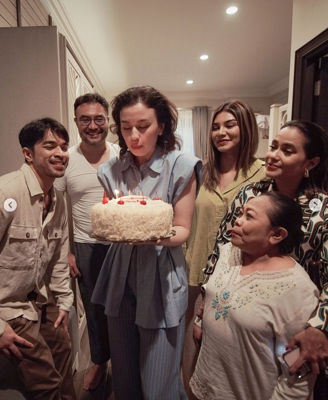 Di lokasi syuting Kim juga kembali mendapat kejutan dari para rekan artisnya. Terlihat dirinya yang tengah meniup lilin di kue ulang tahun yang diberikan para rekannya. Foto: Instagram/@kimbrlyryder