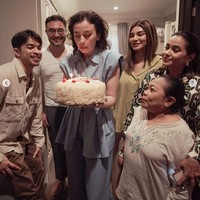 Di lokasi syuting Kim juga kembali mendapat kejutan dari para rekan artisnya. Terlihat dirinya yang tengah meniup lilin di kue ulang tahun yang diberikan para rekannya. Foto: Instagram/@kimbrlyryder