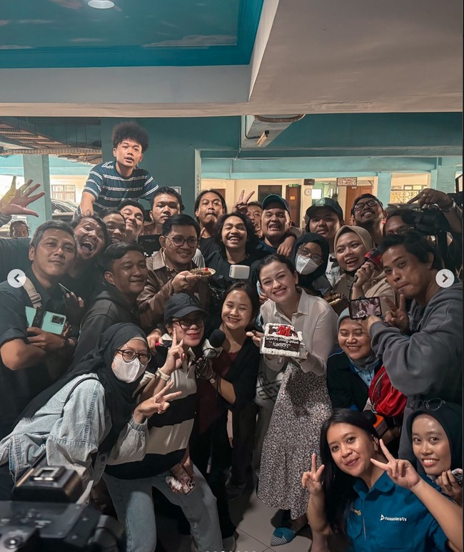 Tak hanya sekali, beberapa kejutan ulang tahun tampak diterima ibu 3 orang anak itu. Dikelilingi orang-orang yang menyayanginya, artis blasteran Inggris itu terlihat begitu bahagia. Foto: Instagram/@kimbrlyryder