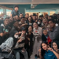 Tak hanya sekali, beberapa kejutan ulang tahun tampak diterima ibu 3 orang anak itu. Dikelilingi orang-orang yang menyayanginya, artis blasteran Inggris itu terlihat begitu bahagia. Foto: Instagram/@kimbrlyryder