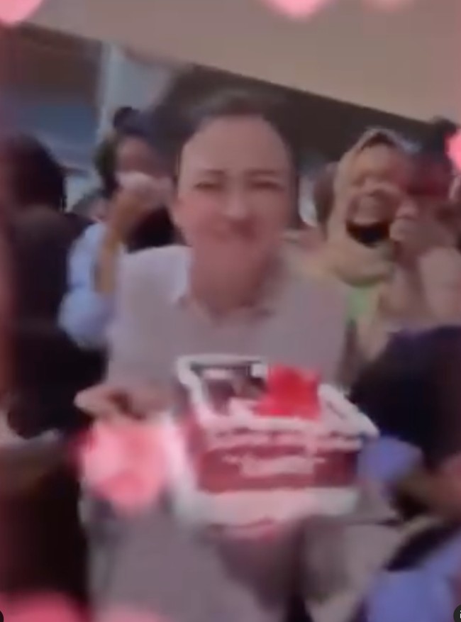 Perayaan ulang tahun Kim tahun ini sendiri tampak sedikit berbeda karena berlangsung di tengah dirinya yang menjalani proses cerai dengan Edward Akbar. Meski demikian Kim mengaku tetap bersyukur. Birthday Week wrap! Grateful pisan lah pokoknya, tulis Kim. Foto: Instagram/@kimbrlyryder