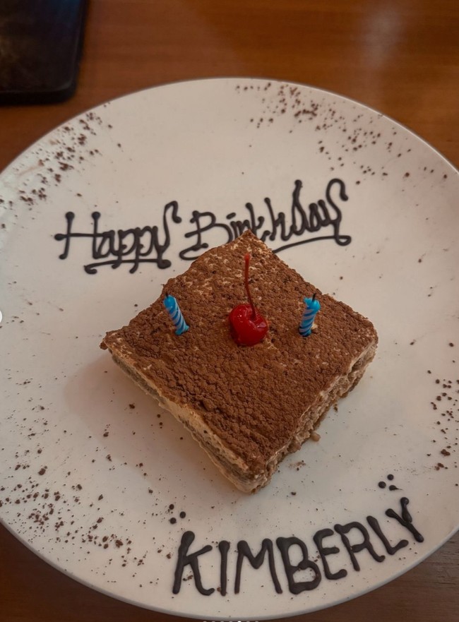 Meski tanpa Edward Akbar namun Kim tetap terlihat bahagia mendapat beragam kejutan ulaang tahun. Salah satunya kue coklat yang satu ini yang bertuliskan Happy Birthday Kimberly. Foto: Instagram/@kimbrlyryder
