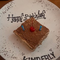 Meski tanpa Edward Akbar namun Kim tetap terlihat bahagia mendapat beragam kejutan ulaang tahun. Salah satunya kue coklat yang satu ini yang bertuliskan Happy Birthday Kimberly. Foto: Instagram/@kimbrlyryder