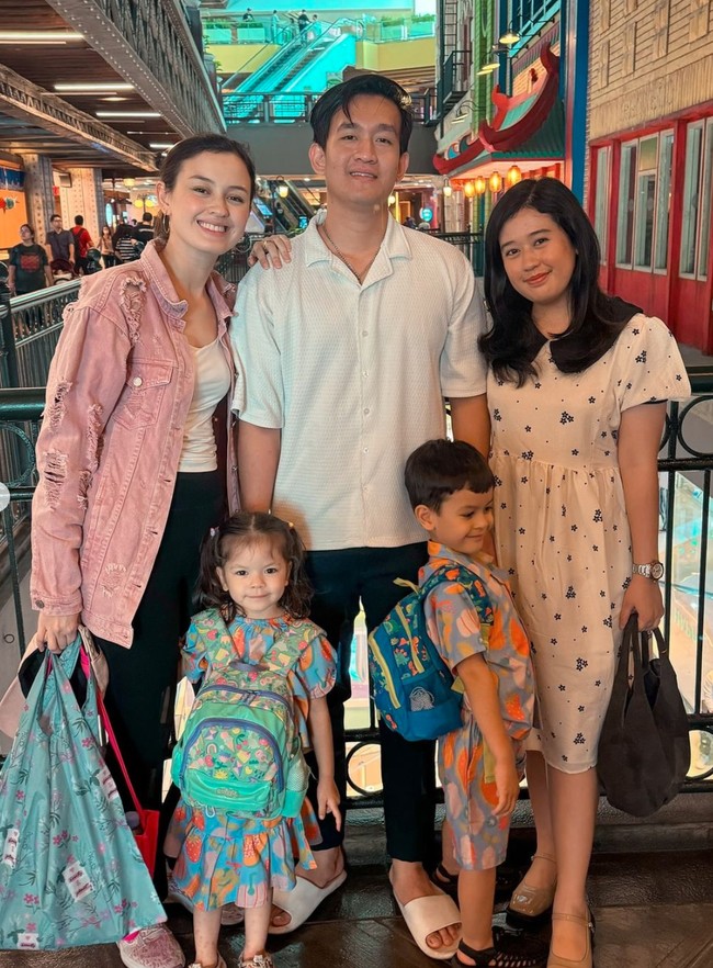 Bersama kedua anak Kim dan kerabatnya, Kim juga tampak menghabiskan waktu dengan berjalan-jalan di mal. Meski sudah memiliki 2 anak namun penampilan Kim di usianya yang ke-31 masih terlihat begitu menawan. Foto: Instagram/@kimbrlyryder