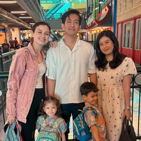 Bersama kedua anak Kim dan kerabatnya, Kim juga tampak menghabiskan waktu dengan berjalan-jalan di mal. Meski sudah memiliki 2 anak namun penampilan Kim di usianya yang ke-31 masih terlihat begitu menawan. Foto: Instagram/@kimbrlyryder