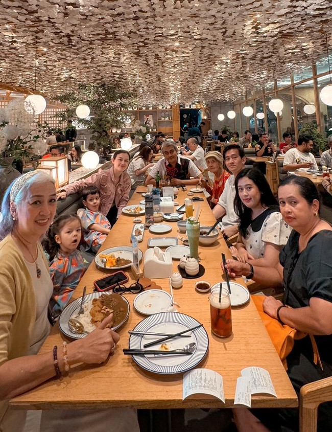 Kim juga merayakan ulang tahunnya dengan makan-makan bersama orang-orang tersayang. Foto: Instagram/@kimbrlyryder