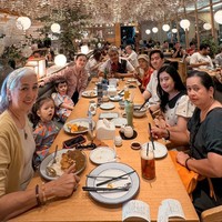 Kim juga merayakan ulang tahunnya dengan makan-makan bersama orang-orang tersayang. Foto: Instagram/@kimbrlyryder