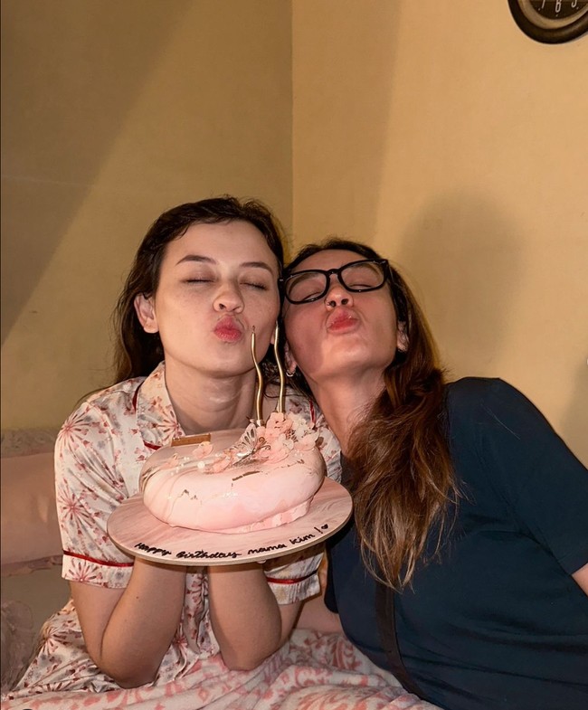 Artis cantik Kimberly Ryder baru saja merayakan ulang tahunnya yang ke-31 pada 6 Agustus 2024. Di hari bahagianya itu Kim mendapat kejutan dari oraang-orang tercinta, salah satunya sang adik, Natasha Ryder. Foto: Instagram/@kimbrlyryder