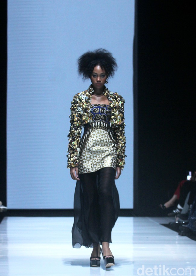 Inilah koleksi rancangan busana Adeline Esther dalam fashion show Kain Negeri di JF3 Fashion Festival 2024, La Piazza Fashion Tent Summarecon, Kelapa gading, Jakarta. Foto: Mohammad Abduh/detikcom.