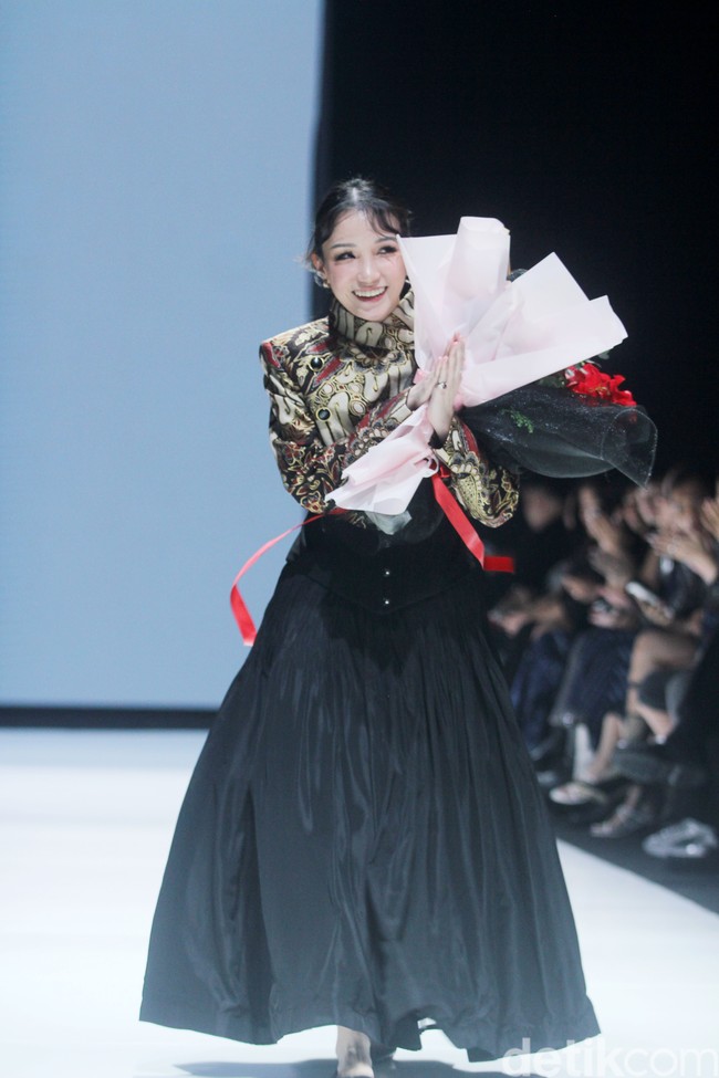 Inilah koleksi rancangan busana Adeline Esther dalam fashion show Kain Negeri di JF3 Fashion Festival 2024, La Piazza Fashion Tent Summarecon, Kelapa gading, Jakarta.  Foto: Mohammad Abduh/detikcom.