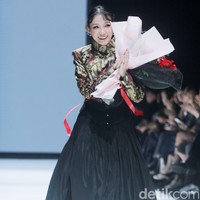 Inilah koleksi rancangan busana Adeline Esther dalam fashion show Kain Negeri di JF3 Fashion Festival 2024, La Piazza Fashion Tent Summarecon, Kelapa gading, Jakarta.  Foto: Mohammad Abduh/detikcom.