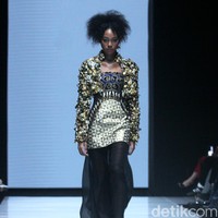 Inilah koleksi rancangan busana Adeline Esther dalam fashion show Kain Negeri di JF3 Fashion Festival 2024, La Piazza Fashion Tent Summarecon, Kelapa gading, Jakarta. Foto: Mohammad Abduh/detikcom.