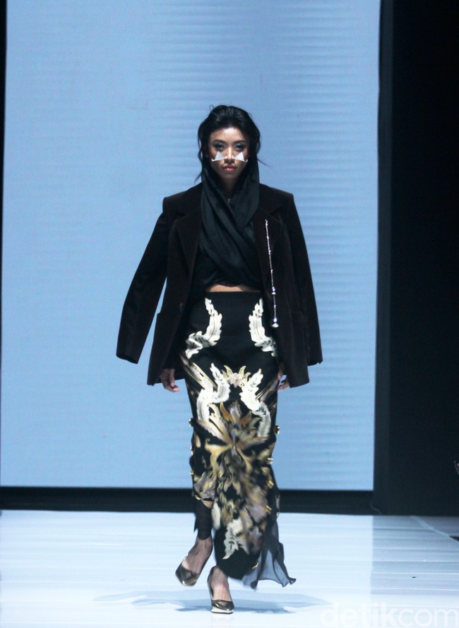 Inilah koleksi rancangan busana Adeline Esther dalam fashion show Kain Negeri di JF3 Fashion Festival 2024, La Piazza Fashion Tent Summarecon, Kelapa gading, Jakarta. Foto: Mohammad Abduh/detikcom.