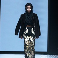 Inilah koleksi rancangan busana Adeline Esther dalam fashion show Kain Negeri di JF3 Fashion Festival 2024, La Piazza Fashion Tent Summarecon, Kelapa gading, Jakarta. Foto: Mohammad Abduh/detikcom.