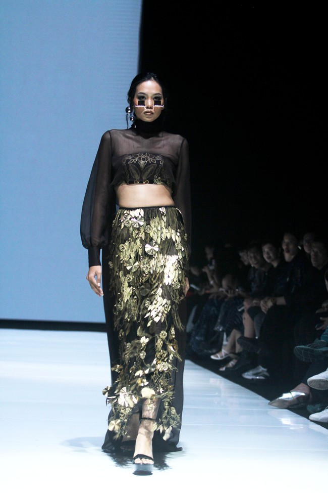 Inilah koleksi rancangan busana Adeline Esther dalam fashion show Kain Negeri di JF3 Fashion Festival 2024, La Piazza Fashion Tent Summarecon, Kelapa gading, Jakarta. Foto: Mohammad Abduh/detikcom.