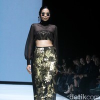 Inilah koleksi rancangan busana Adeline Esther dalam fashion show Kain Negeri di JF3 Fashion Festival 2024, La Piazza Fashion Tent Summarecon, Kelapa gading, Jakarta. Foto: Mohammad Abduh/detikcom.