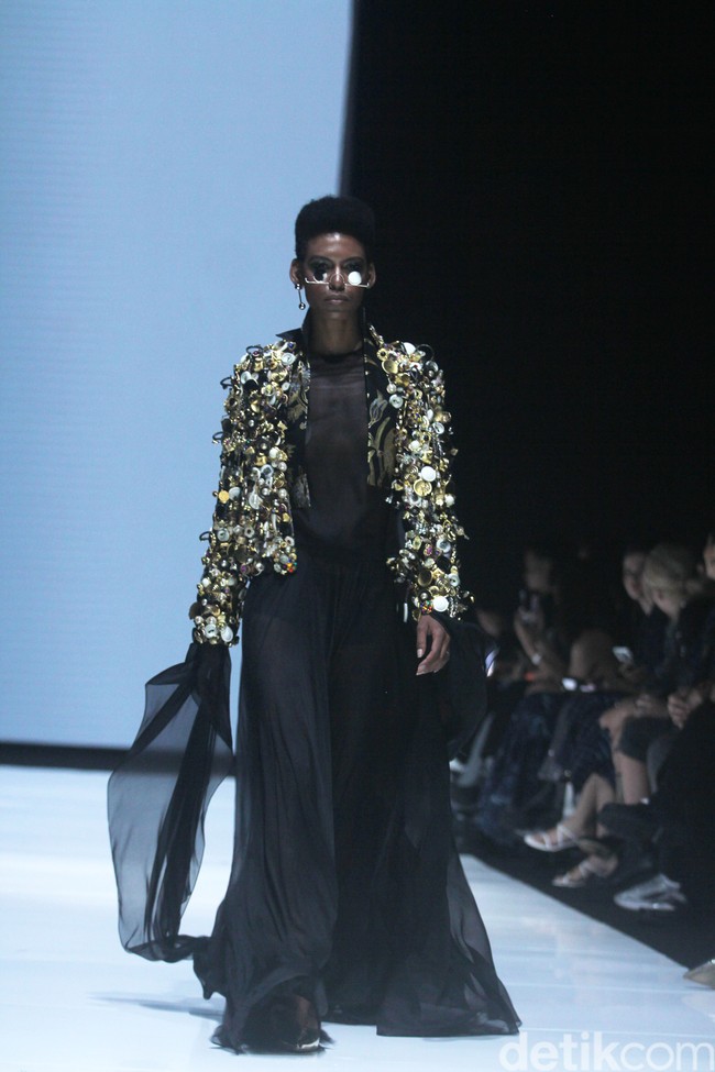 Inilah koleksi rancangan busana Adeline Esther dalam fashion show Kain Negeri di JF3 Fashion Festival 2024, La Piazza Fashion Tent Summarecon, Kelapa gading, Jakarta. Foto: Mohammad Abduh/detikcom.