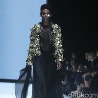 Inilah koleksi rancangan busana Adeline Esther dalam fashion show Kain Negeri di JF3 Fashion Festival 2024, La Piazza Fashion Tent Summarecon, Kelapa gading, Jakarta. Foto: Mohammad Abduh/detikcom.