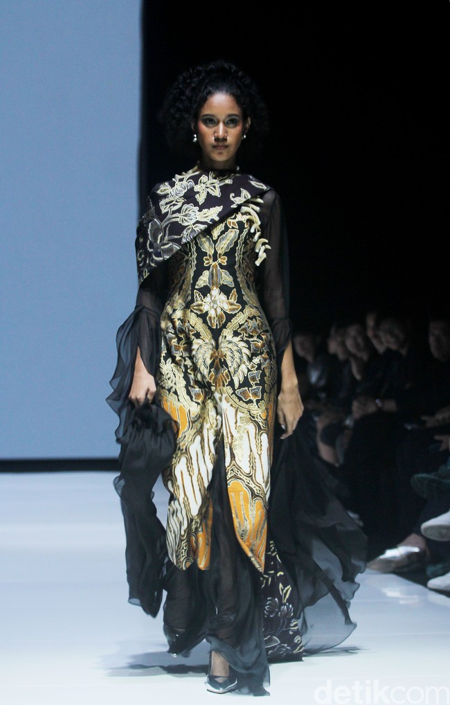 Inilah koleksi rancangan busana Adeline Esther dalam fashion show Kain Negeri di JF3 Fashion Festival 2024, La Piazza Fashion Tent Summarecon, Kelapa gading, Jakarta. Foto: Mohammad Abduh/detikcom.