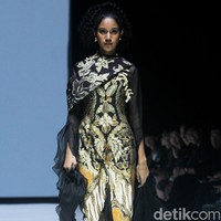 Inilah koleksi rancangan busana Adeline Esther dalam fashion show Kain Negeri di JF3 Fashion Festival 2024, La Piazza Fashion Tent Summarecon, Kelapa gading, Jakarta. Foto: Mohammad Abduh/detikcom.