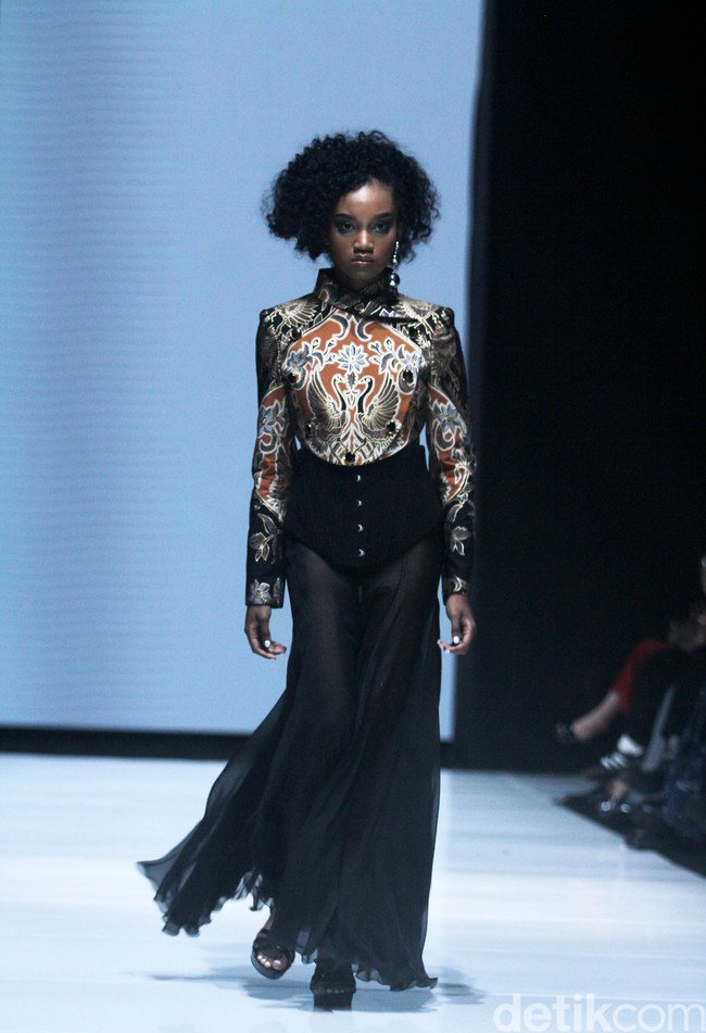 Inilah koleksi rancangan busana Adeline Esther dalam fashion show Kain Negeri di JF3 Fashion Festival 2024, La Piazza Fashion Tent Summarecon, Kelapa gading, Jakarta. Foto: Mohammad Abduh/detikcom.