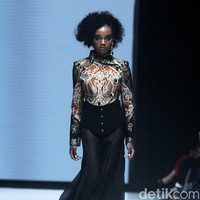 Inilah koleksi rancangan busana Adeline Esther dalam fashion show Kain Negeri di JF3 Fashion Festival 2024, La Piazza Fashion Tent Summarecon, Kelapa gading, Jakarta. Foto: Mohammad Abduh/detikcom.