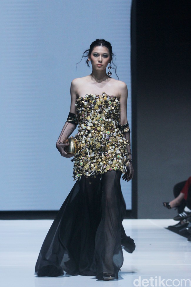 Inilah koleksi rancangan busana Adeline Esther dalam fashion show Kain Negeri di JF3 Fashion Festival 2024, La Piazza Fashion Tent Summarecon, Kelapa gading, Jakarta. Foto: Mohammad Abduh/detikcom.