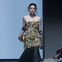 Inilah koleksi rancangan busana Adeline Esther dalam fashion show Kain Negeri di JF3 Fashion Festival 2024, La Piazza Fashion Tent Summarecon, Kelapa gading, Jakarta. Foto: Mohammad Abduh/detikcom.