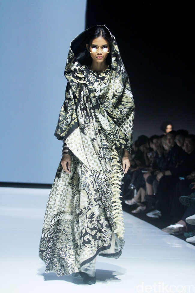 Inilah koleksi rancangan busana Adeline Esther dalam fashion show Kain Negeri di JF3 Fashion Festival 2024, La Piazza Fashion Tent Summarecon, Kelapa gading, Jakarta. Foto: Mohammad Abduh/detikcom.