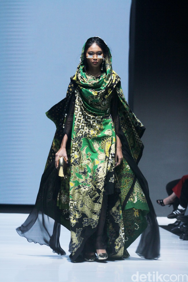 Inilah koleksi rancangan busana Adeline Esther dalam fashion show Kain Negeri di JF3 Fashion Festival 2024, La Piazza Fashion Tent Summarecon, Kelapa gading, Jakarta. Foto: Mohammad Abduh/detikcom.