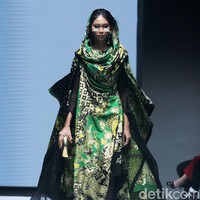 Inilah koleksi rancangan busana Adeline Esther dalam fashion show Kain Negeri di JF3 Fashion Festival 2024, La Piazza Fashion Tent Summarecon, Kelapa gading, Jakarta. Foto: Mohammad Abduh/detikcom.