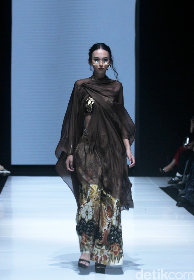 Inilah koleksi rancangan busana Adeline Esther dalam fashion show Kain Negeri di JF3 Fashion Festival 2024, La Piazza Fashion Tent Summarecon, Kelapa gading, Jakarta. Foto: Mohammad Abduh/detikcom.